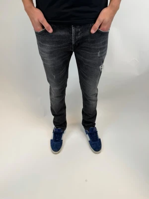 Dondup Jeans George  - Dondup Jeans George! Trendigaste jeansen på marknaden.  Ny pris= 4000 kr Säljs för= 1099 kr (Modellen har original slitningar från fabrik vilket är väldigt eftertraktat och populärt)