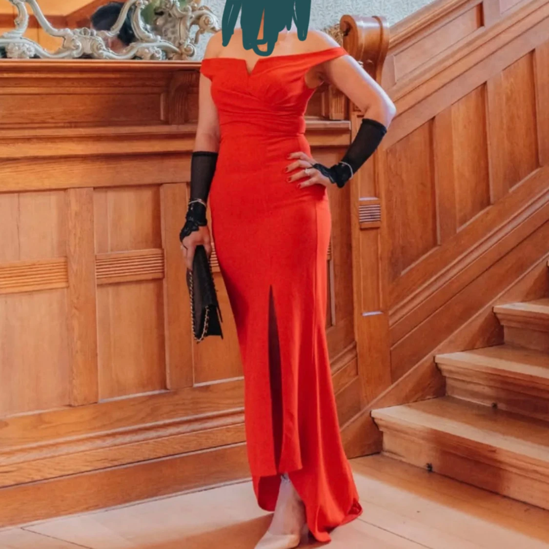 Röd långklänning med omlott och slits