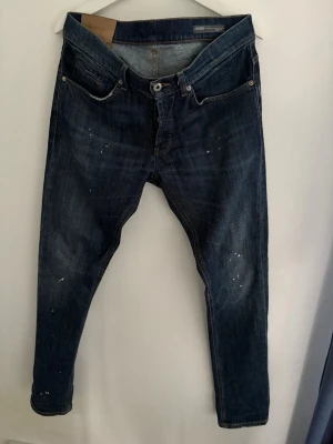 Mörkblå jeans från dondup - Snygga jeans från dondup.Stl w32.Jätte bra skick.Hör bara av er