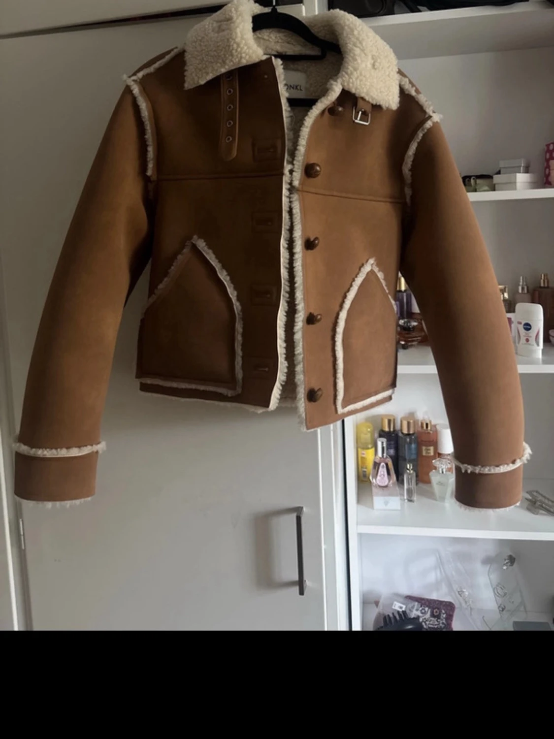 Brun teddyjacka med vita detaljer