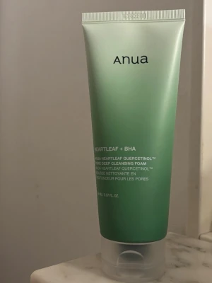 Anua Heartleaf + BHA rengöringsskum - Fräsch grön tub med Anua Heartleaf Quercetinol Pore Deep Cleansing Foam, perfekt för att rengöra porerna på djupet. 150 ml. I princip nästan ny då den kommit till användning få gånger. 