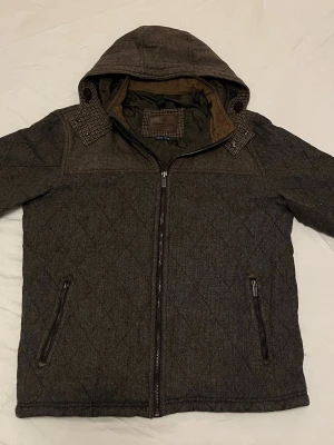 Unik fodrad cardigan jacka - Riktigt snygg unik fodrad cardigan jacka med feta detaljer och luva från Massimo Dutti som passar perfekt nu under vintern/ mot våren. Den är i quiltat mönster och ger en exklusiv känsla med dess material. Fint skick, storlek 42/ vilket motsvarar ca L/M. Skriv vid minsta intresse, pris kan alltid diskuteras vid smidig affär 😀