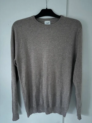 John Henric cashmere tröja - 100% procent kashmir i denna eftertraktade John Henric tröjan som är i storlek M. Nypris på minst 2000 kr och skicket är topp. Pris ej hugget i sten!