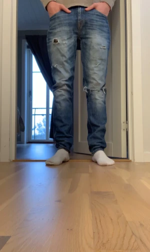 Blåa jeans från Tiger of Sweden - Hej! Vi säljer nu dessa fina jeans från Tiger of Sweden i storlek 29W 32L. Modellen på bilden är ca 178 men jeansen passar dig som är från 175-185! Hör av dig vid minsta lilla fundering så svarar vi så fort vi kan! Priset är ej hugget i sten. 😁🤝