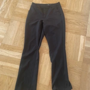 Svarta kostymbyxor med bootcut -  svarta kostymbyxor med bootcut- Har knappt används, eftersom de är stora på mig. Nypris är 500kr !!