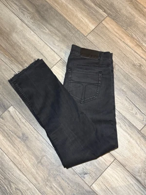 Tiger of Sweden jeans - Tja säljer nu dessa riktigt schyssta Tiger Of Sweden jeans i storlek W32 L32, Skick 9,5/10. Nypris ca 1200. Vid minsta lilla fundering så är det bara att höra av sig.