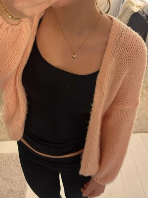 Rosa kofta  - Hej säljer min rosa stickade/virkade kofta ifrån MISÄY 🩷🩷använd ca 2 ggr