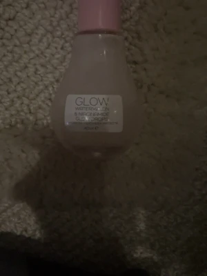 Glow Watermelon & Niacinamide Glow Drops - Glow Drops  med vattenmelon och niacinamid i en rund, transparent flaska med rosa lock. Innehåller 40 ml och ger huden extra lyster. Perfekt för dig som vill ha en fräsch och glowy finish. Enkel att applicera med pipett. Tillverkad av plast.