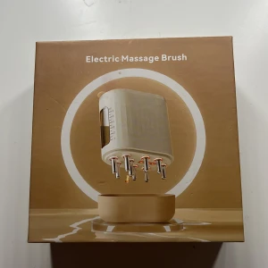 Elektrisk massageborste för hår - Elektrisk massageborste med 655nm rött ljus, vibration och EMS-import. Borsten har flera metallspetsar och en transparent tank på sidan för vätska (6ml). Laddas med USB och har batterikapacitet på 150mAh. Perfekt för hårvård och massage. Har 3 av dessa!!