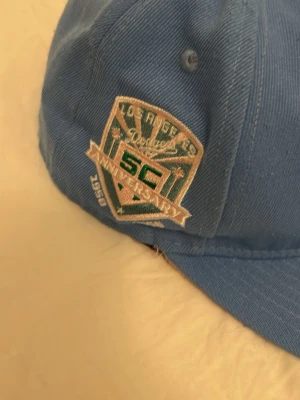 LA keps - Bilderna visar en blå keps från New Era 59FIFTY med Los Angeles Dodgers-logga och broderade palmträd, inte en väst. Ingen information om väst kan ges.