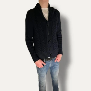 Stickad Cardigan  - Nu säljer vi en eftertraktad cardigan som är stickad! Skicket är otroligt! Tveka inte på att höra av dig vid minsta fundering!🎅✌️