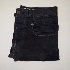 G-Star RAW Svarta Jeans - G-Star RAW Svarta Jeans med passformen normal och raka ben. De har inte störta spår av användning och inga skador.