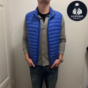 Save the duck dunväst - Tja. Säljer denna dunväst från save the duck. Extremt fint skick utan defekter. Nypris 1600 kr. Storlek XL men sitter mer som en M. Tveka inte på att ställa frågor! 🙌