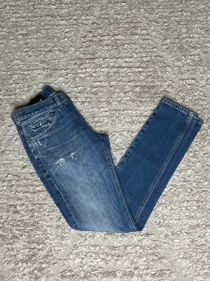 Dondup George  - Hej jag säljer ett par Dondup George i nyaste modellen. Jeansen i riktigt snygg ljusblå färg med stilrena slitningar perfekt för dig som vill ha ett par kvalitetsjeans med grym passform. Nypris ≈4000kr, mitt pris 899kr.  Skick: 9/10 Storlek: W30 Midja: 38cm Lår: 24cm Ytterlängd: 102cm Innerlängd: 80cm  Skriv gärna om du vill ha fler bilder eller har frågor!
