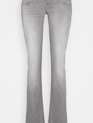 Grå bootcut jeans - Snygga grå jeans med bootcut-snitt och klassisk femficksdesign. Jeansen har en mjuk tvättad look och är tillverkade i jeansmaterial med en skön passform. Jeansen har aldrig använts men lappen är inte kvar. Priset kan diskuteras.  