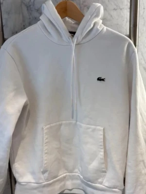 Lacoste hoodie - Lacoste hoodie som är helt oanvänd aldrig tvättad. Jätte skön hoodie köpt för 1400. Skriv för mer bilder frågor eller prisförslag så löser vi nåt gött.