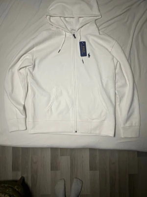 Ralph Lauren Hoddie Vit Storlek M - Nytt skick kan inte lämna tillbaka.Har originalpåse och alla taggar kvar.Storlek M. 