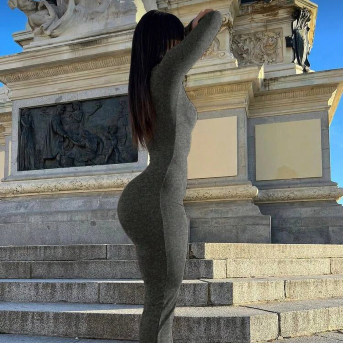 Mörkgrå jumpsuit med v-ringning