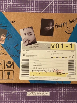 Taehyung’s solo album  - Allt utom poster finns:) qr koden ska inte vara använd då jag köpte albumet helt nytt och inte använt den själv, cd aldrig använd. Offeciel! 