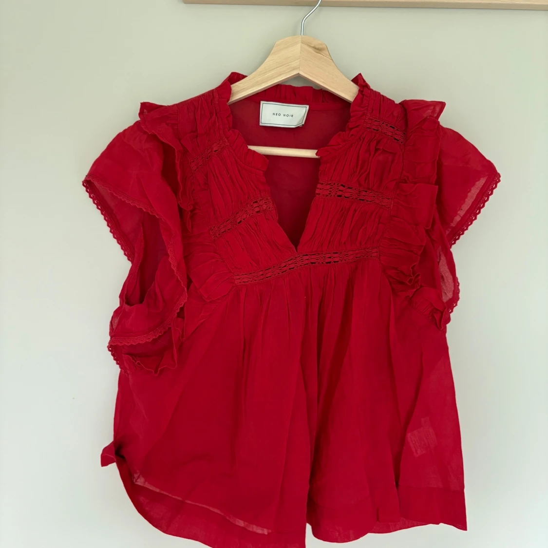  blus med volang från Neo Noir