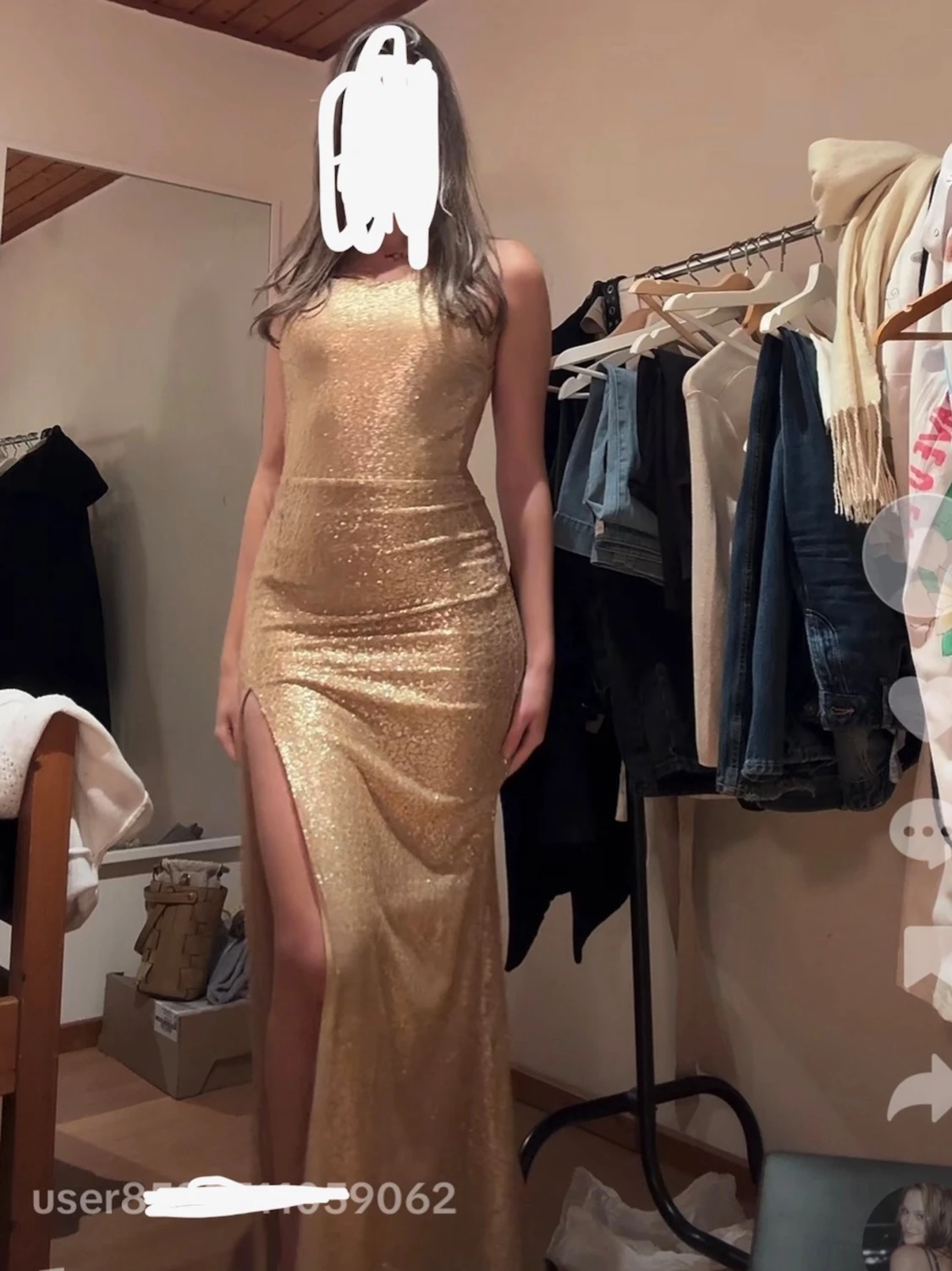 Guldig glittrig långklänning med slits - 1