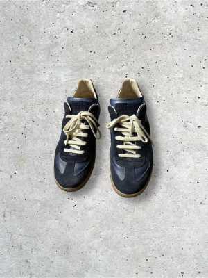 Maison Margiela Navy Gats Low  - Maison Margiela Gats : Navy : Size 42 EU : ‼️Saknar innersulor ‼️: Skick 8/10 : Ingen låda tyvärr : Äkta givetvis! : Kom privat för fler bilder mm!