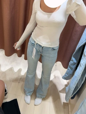 Bootcut jeans från gina - Säljer dessa ljusblå bootcut jeansen från gina storlek 36, då dom inte kommer till användning💕