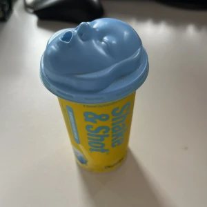 Dr.Jart+ Shake & Shot Rubber Hydro Mask - Dr.Jart+ Shake & Shot Rubber Hydro Mask i en cool gul och blå förpackning med ansiktsformad lock. Masken blandas själv i bägaren och ger huden en riktig fuktboost. Perfekt för dig som vill testa en innovativ ansiktsmask med rolig applikation. Nypris 149kr. Helt oanvänd