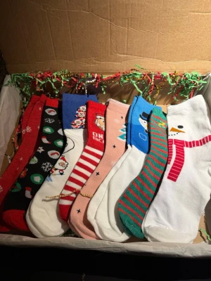 Julstrumpor  - Hej, säljer dessa 8x julstrumpor i nyskick (helt nya). För endast 499kr. Storleken är one size dvs eu39-44 på dessa. Perfekt som en julklapp eller att bära på julafton eller i julklapps spelet. Det går att köpa valfritt antal om alla 8x ej önskas. 🎄🎅 