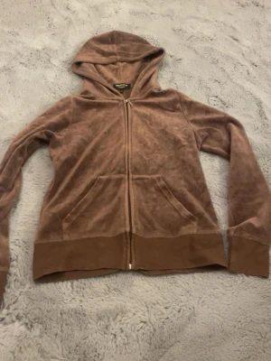 Fejk juicy couture hoodie - Fejk juicy couture hoodie från AliExpress. Kan eventuellt tänka mig gå ner i pris