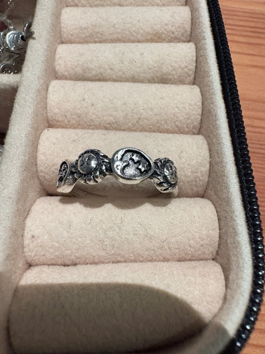 silverfärgat metall med detaljerade mönster,