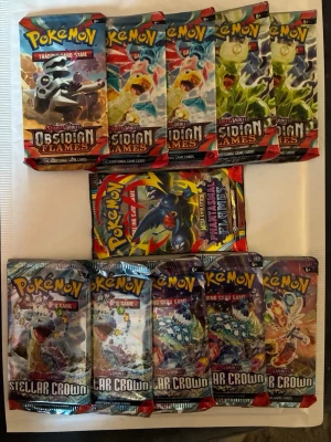 Pokemon Booster Pack - 1 Booster Pack - Obsidan Flames - Stellar Crown - Mega Evolution - Annonsen avser priser av 1 booster pack inte alla! Du väljer alltså den/dom du vill köpa.   104st Obsidian Flames  110kr/st  Endast 5 stycken kvar   67st Stellar Crown  99/st Enkrdast 5 stycken kvar  250st Mega Evolution: Phantasmal Flames  100kr/st Endast 1 stycken kvar!  Packas bra som alltid!