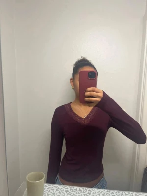 Vinröd långärmad topp från Gina Tricot - Säljer denna super fina vinröda spets tröja då den inte kommit till användning. Perfekt till hösten, super skön att ha på sig och är så gott som ny. 💕🍂