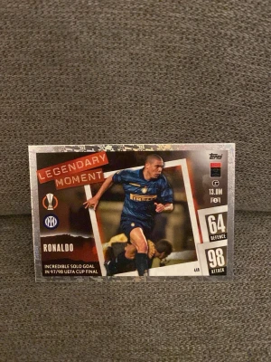 Blå fotbollsväst Inter Milan - Säljer en blå fotbollsväst från Inter Milan med svarta och gula detaljer. Västen har klassisk sportig design med klubbmärke och Pirelli-logga på bröstet. Perfekt för dig som älskar fotboll och vill sticka ut på planen.