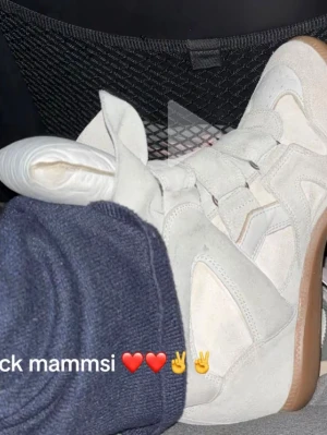 Isabel marant - Säljer ett par beigea isabel marant! Köpte de här på Plick men hon köpte de från nk! Storlek 39, kan skicka fler bilder vid intresse 🥰