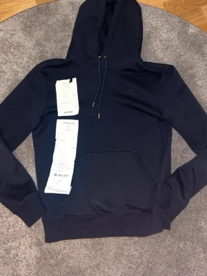 J.Lindeberg Hoodie - marinblå - Fet jlindeberg hoodie i storlek S. Knappt använd. Kvitto finns.
