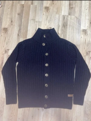 Blå stickad cardigan - Otroligt snygg blå stickad cardigan med knappar. Priset kan såklart diskuteras!