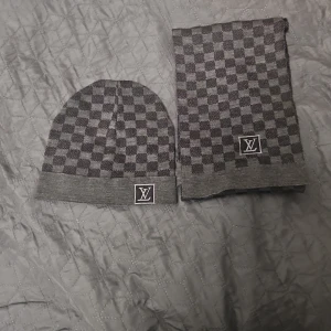 Lv sett - Ifall men vill köpa mösan för sig elller halsduken för sig så kostar det 200 kr för båda