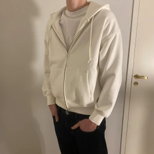 Vit zip hoodie - Säljer nu min riktigt schyssta tröja i färgen vit. Tröjan är i nytt skick använd typ 2 gånger. Om du har några frågor är de bara att fråga. Om du köper direkt använd gärna PostNord eller instabox. 