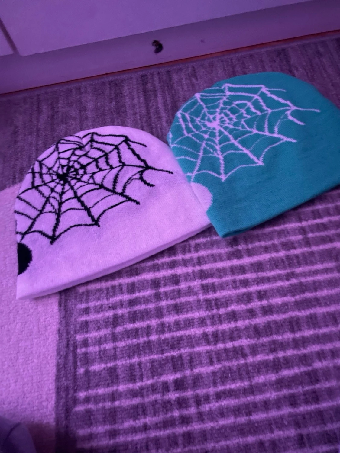 Två stickade mössor med tryck - 3