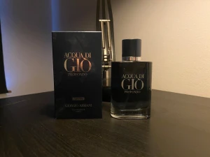 Acqua Di Giõ Profondo Parfum - Stilren och modern parfym från Giorgio Armani. Flaskan har en elegant design och passar perfekt . 50ml. Det är det är Acqua di gio Profondo PARFUM så den håller sirka 6-8 timmar på huden, spreja minst 10 minuter innan du går ut så den håller längre. (TIPS, använd hudkräm på de ställen du ska spreja så håller den längre)