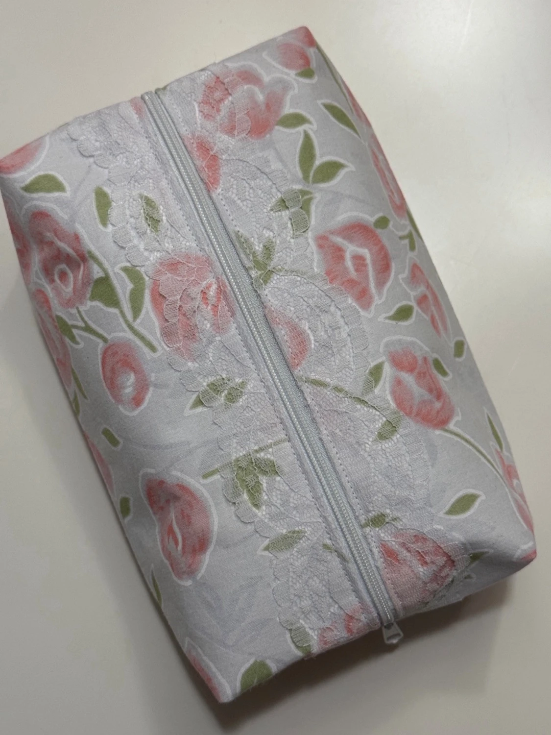 Handgjord necessär av second hand tyger