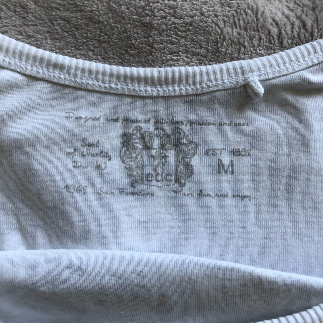 Vit linnetopp med grafiskt tryck från edc - 2