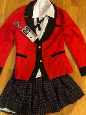 Kakegurui anime cosplay - Inkluderar: röd jacka, vit skjorta, namnbricka, svart band samt kjol