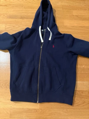 Polo ralph lauren hoodie  - Helt ny mörkblå Polo ralph lauren hoodie i M, bra skick och helt oanvänd. Köpte för 2300 säljer för 900 men pris kan diskuteras