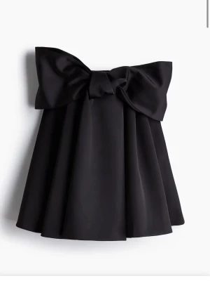 SÖKER!!!!! - Söker den här jättefina klänning i storlek 36-38❤️