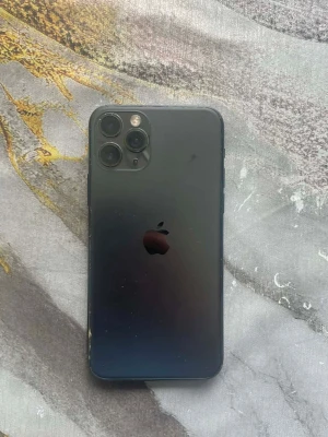 iPhone 12 Pro - Säljer en iPhone 12 Pro med trippelkamera och elegant design. Telefonen har synligt slitage och repor på kanterna, men fungerar bra. Perfekt för dig som vill ha en kraftfull mobil med avancerad kamera till ett bra pris.
