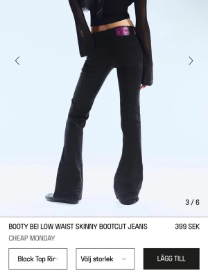 Svarta bootcut jeans från Cheap Monday - Snygga svarta jeans från Cheap Monday med låg midja och bootcut-snitt. Modellen är skinny upptill och har en klassisk femficksdesign. Jeansen har en lila etikett bak i midjan och är tillverkade i jeansmaterial med stretch för skön passform. DE ÄR LITE SOLBLEKTA ❤️