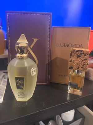 Lyxig parfym Xerjoff Naxos - Xerjoff Naxos kommer i en elegant flaska med exklusiv förpackning. Perfekt för dig som vill sticka ut med en unik och lyxig parfym. Nasomatto baraonda är en huvudvridare, perfekt för dig som vill sticka ut! Mitt pris för båda är 2200 (köpt för 4300).