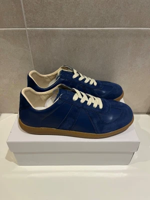 Unika blåa skor - Säljer ett mycket fina par skor som är helt nya endast prövade på. De är I storlek 43 och pris kan diskuteras!